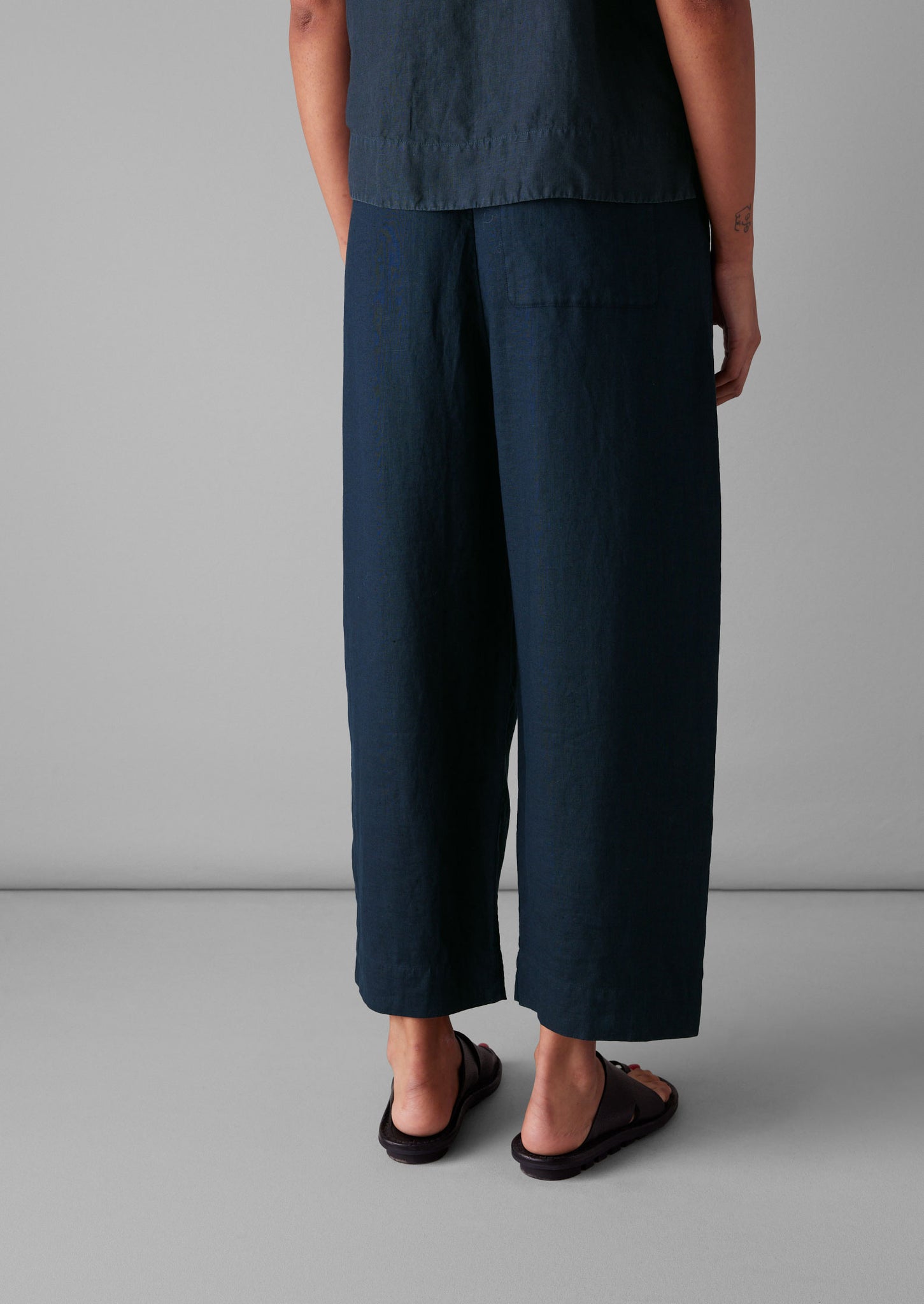 Garment Dyed Lightweight Linen Barrel Leg Trousers | Midnight