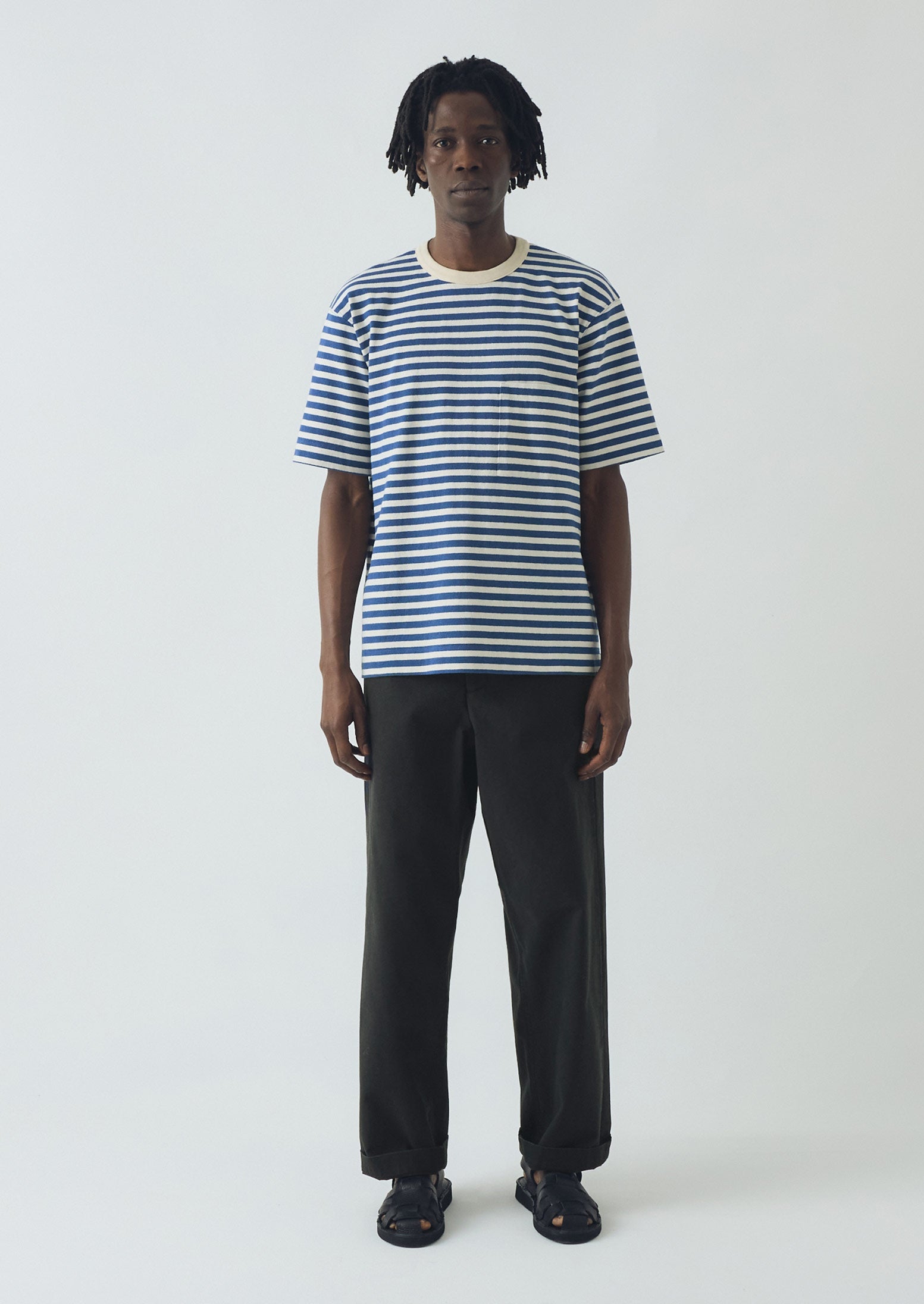 【ネイビー（40）】PHILIPPINE RELAXED FIT SS TEE Levi's® Men's Relaxed Fit Short Sleeve Graphic T-Shirt - Serif