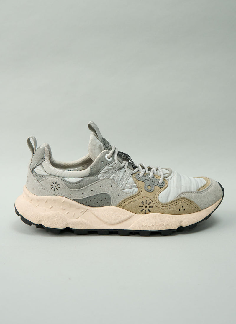 Reworn Flower Mountain Trainers Size 41 (702) | Light Grey